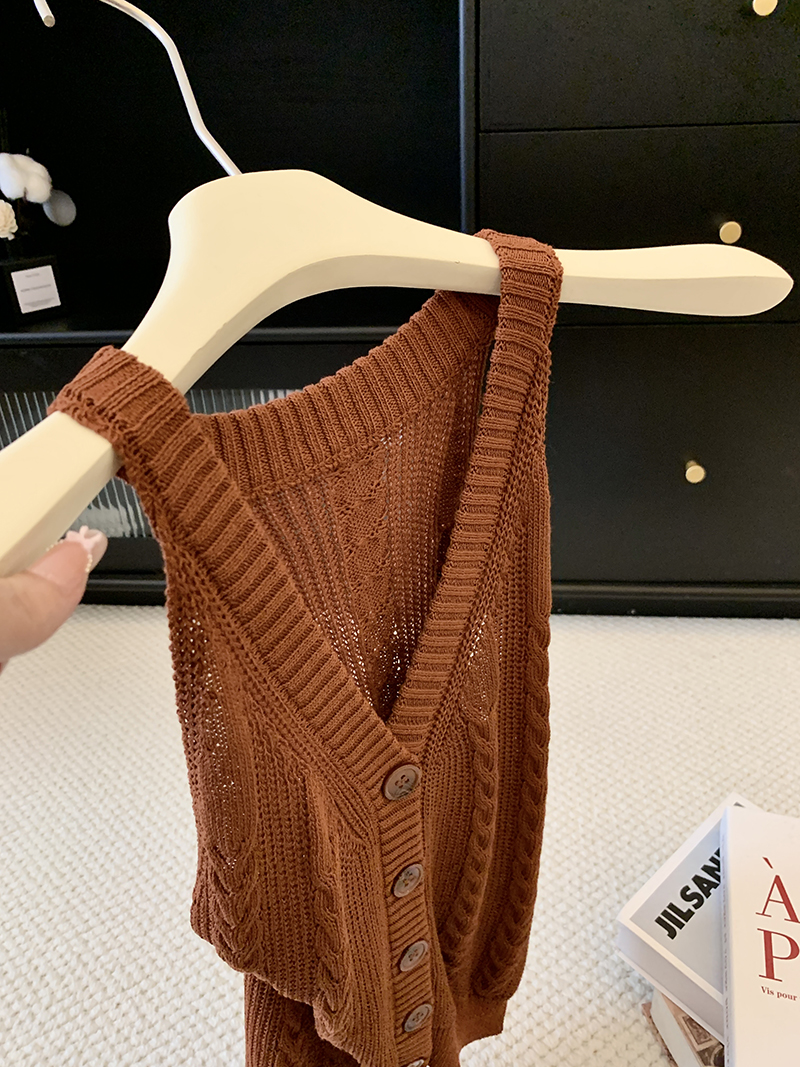 2026 Summer New Retro V-Neck Cable Knit Solid Color Camisole Tank Top for Women - Image 2